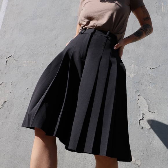 Carven Pants - Black high-waisted pleated wide leg shorts